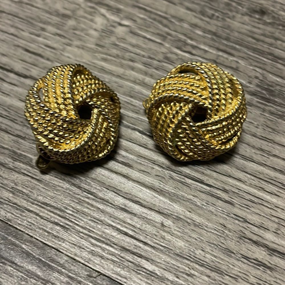 Crown Trifari Gold clip on Earrings/Crown Trifari Gold Swirl Earrings - Picture 2 of 8